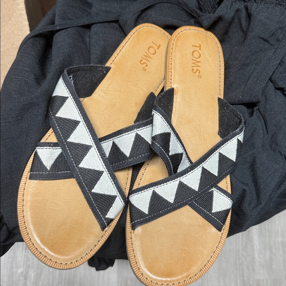 TOMS Geometric Black and White Slides